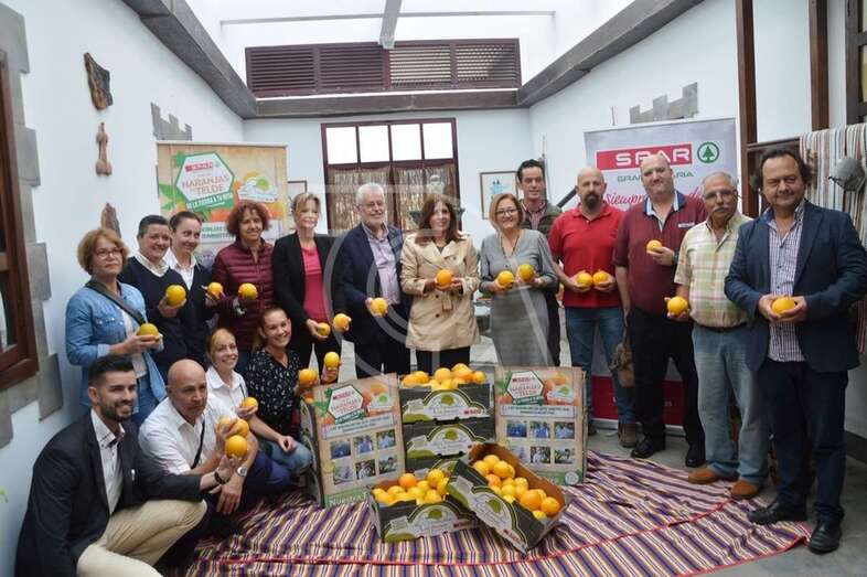 Citricultores, políticos y directivos y fruteros de Spar, este martes en la firma del acuerdo (Foto TA)